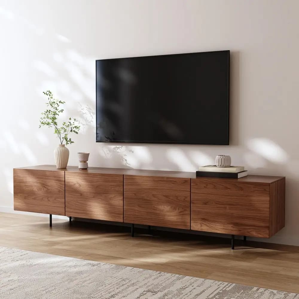 Mobile TV in noce, consolle multimediale lunga con 4 ante, ampio spazio di archiviazione a scomparsa, gestione cavi e gambe in metallo, stile contemporaneo