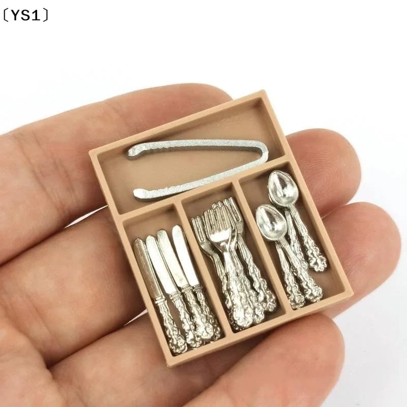 〔YS1〕1 Set di Accessori per Cucina e Utensili per Casa delle Bambole 1:12 Mini Coltello Forchetta Cucchiaio Pinze Stoviglie con Scatola Portaoggetti