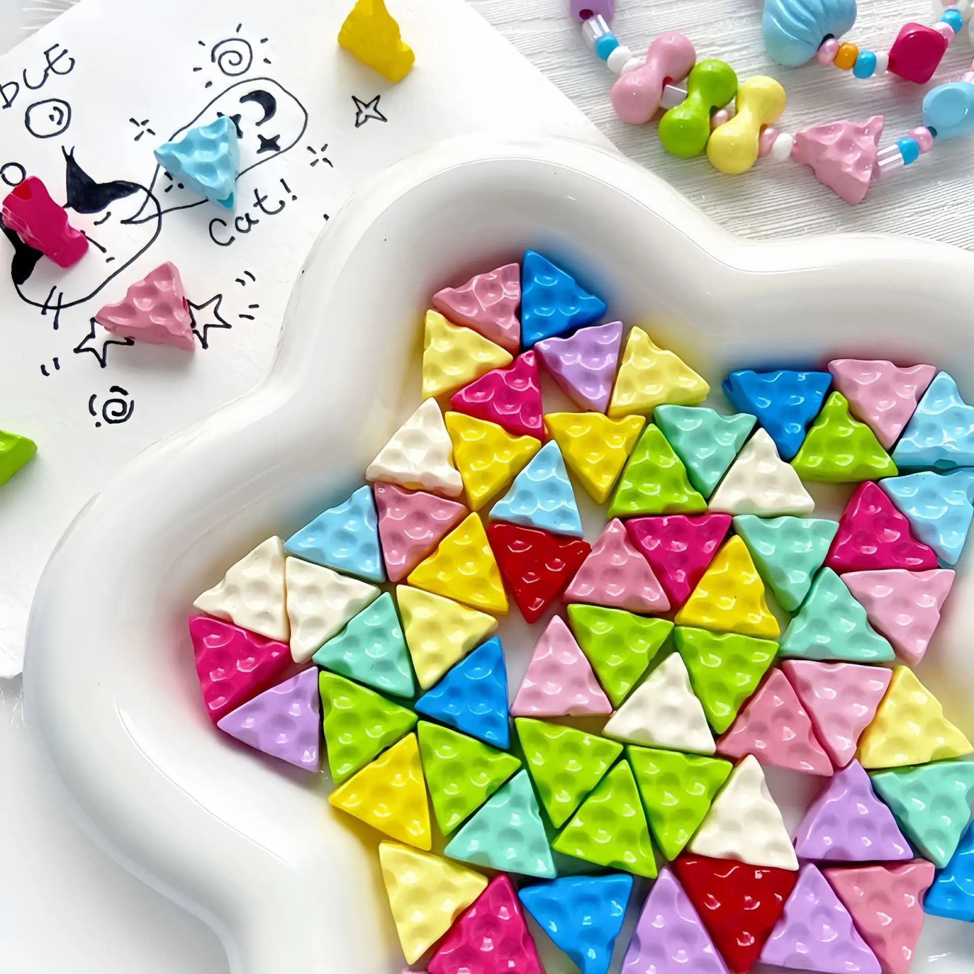 Colori solidi freschi Geometria Triangolo Forma Cibo Formaggio Gioielli Perline acriliche Misura braccialetto Orecchino Collana 100 pezzi 13 * 14mm