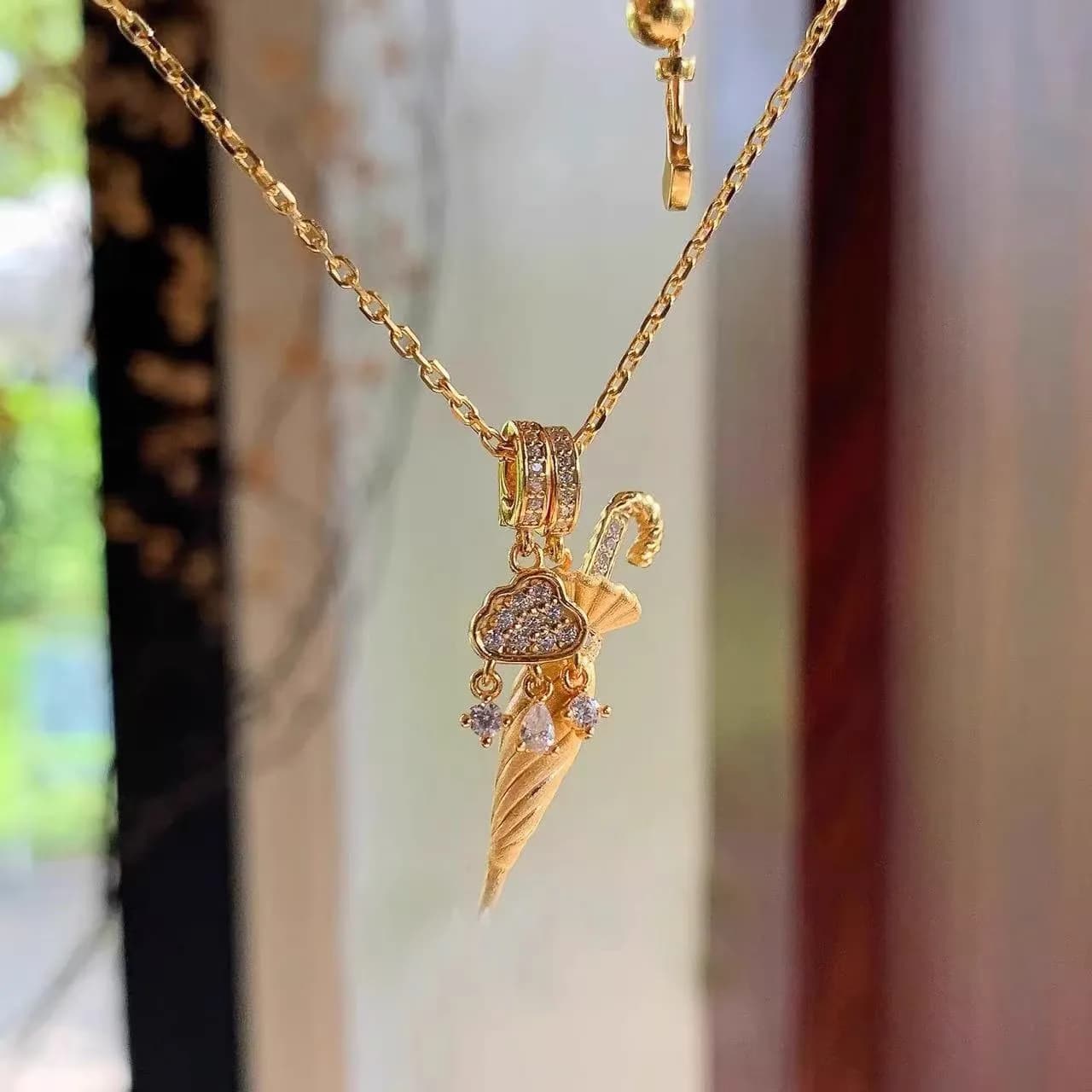 Collana con ciondolo a forma di nuvola con nappe e intarsi di diamanti creativi, gioielli da sposa di lusso leggero ed eleganti.
