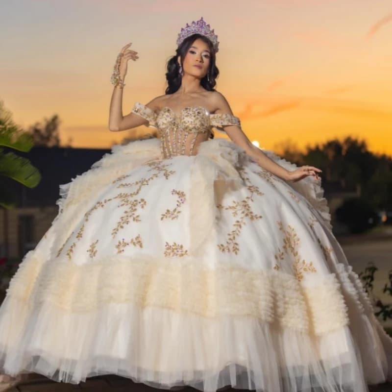 Abiti Quinceanera champagne chiaro Abito da ballo con spalle scoperte Abito dolce 16 Abito con fiocco in oro con perline Fiocco di cristallo Tull Compleanno