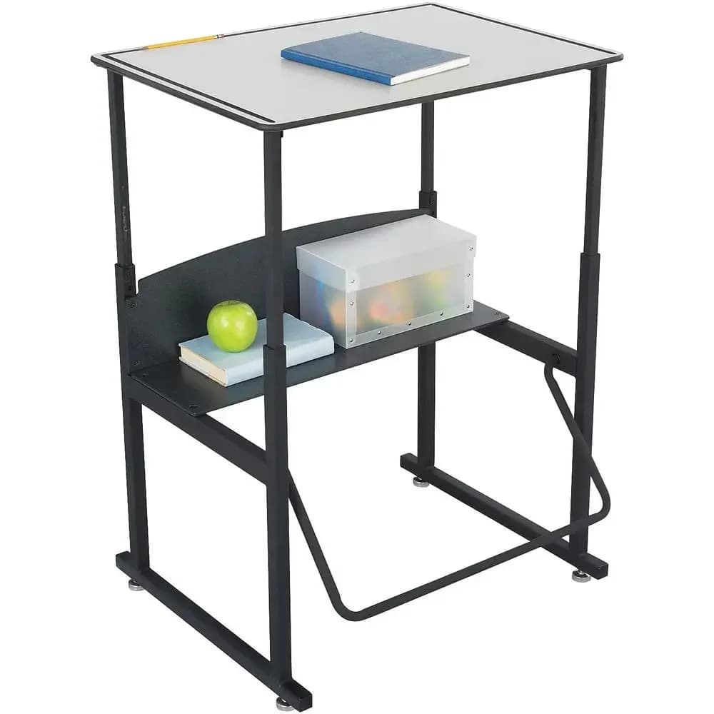 Scrivania per studenti AlphaBetter StandUp con portariviste, dotata di barra poggiapiedi oscillante e piano di lavoro resistente da 28 W x 20 D, Ad