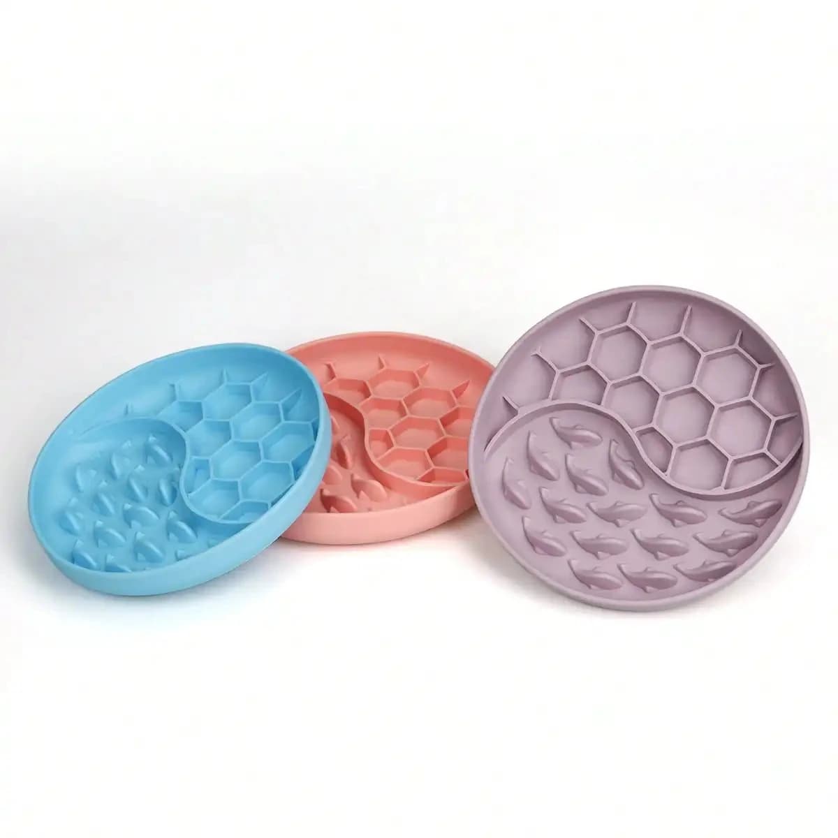The pet licking mat is made of food grade silicone and features a bowl with a dual design to prevent suffocation and slow eating
