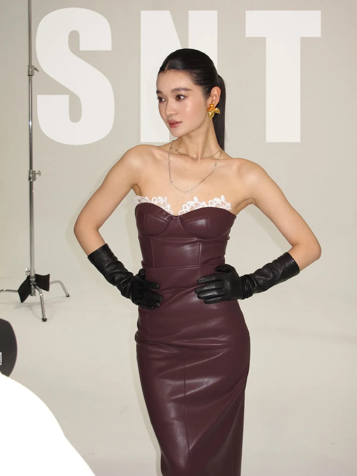 SNT Set Gonna e Bustier in Pelle Rosso Vino Incantevole con Design a Vita Bassa Collezione Primavera 2025 Moda Donna