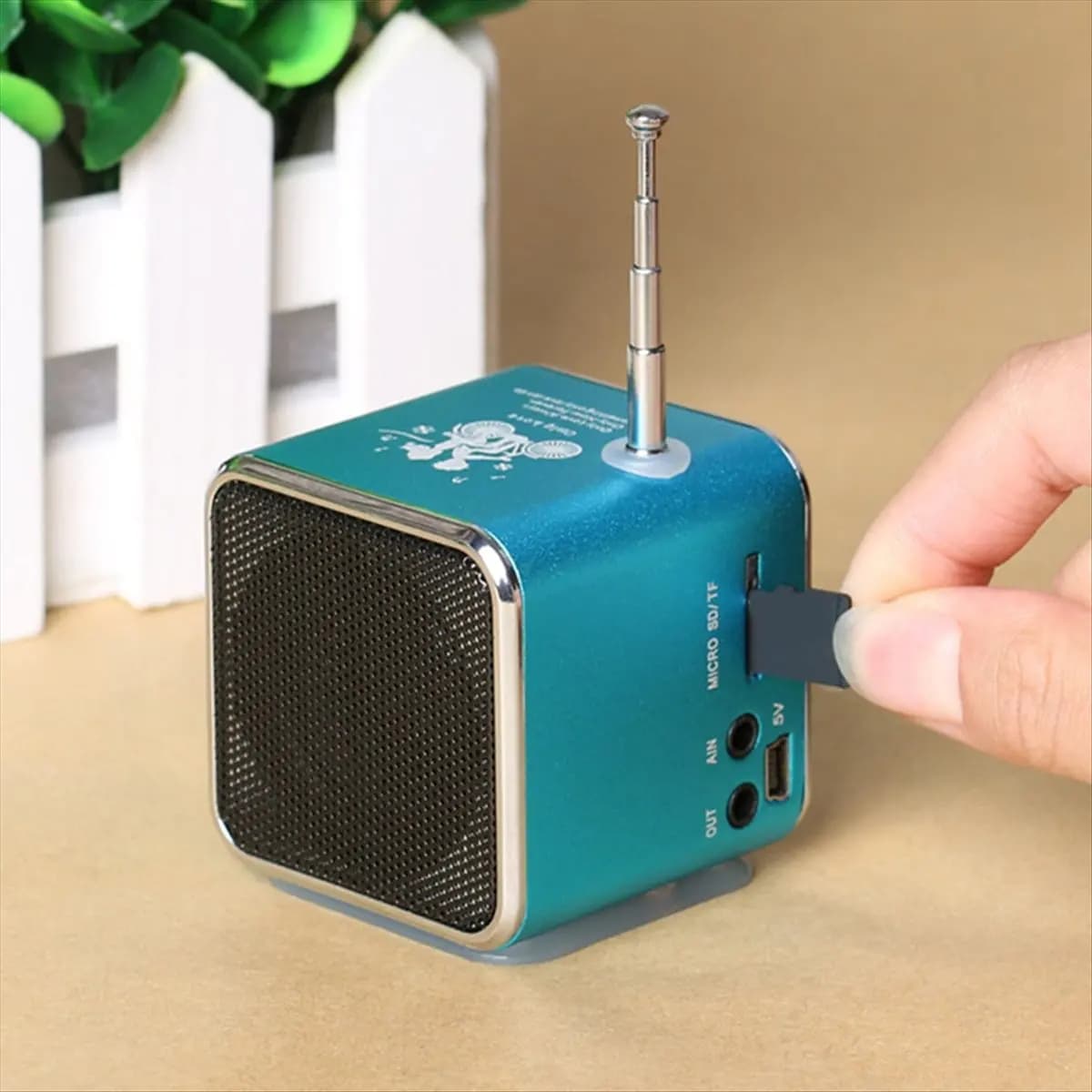 Altoparlante Bluetooth portatile con radio FM Microfono Lettore MP3 Slot per scheda SD Sistema audio wireless per casa e viaggio
