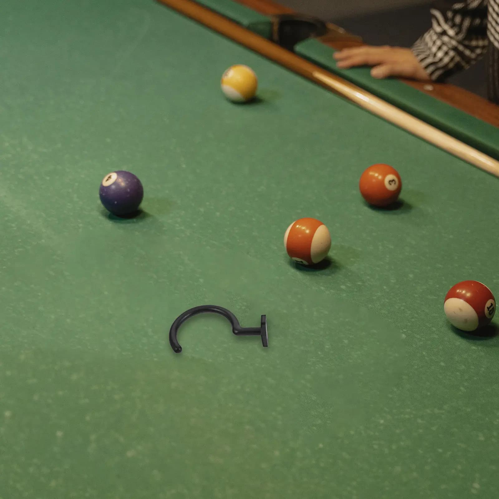 Gancio Laterale per Tavolo da Biliardo, Accessorio Porta Stecca, Gancio per Triangolo da Snooker, Costruzione in Metallo, Facile Installazione