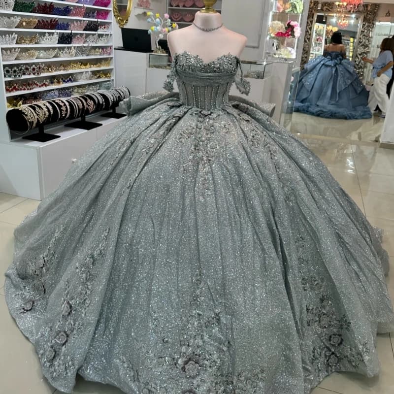 Abiti Quinceanera argentati lucidi con spalle scoperte Applique con paillettes Perline di pizzo Corsetto di cristallo Tull Party Compleanno Sweet 16 Dres