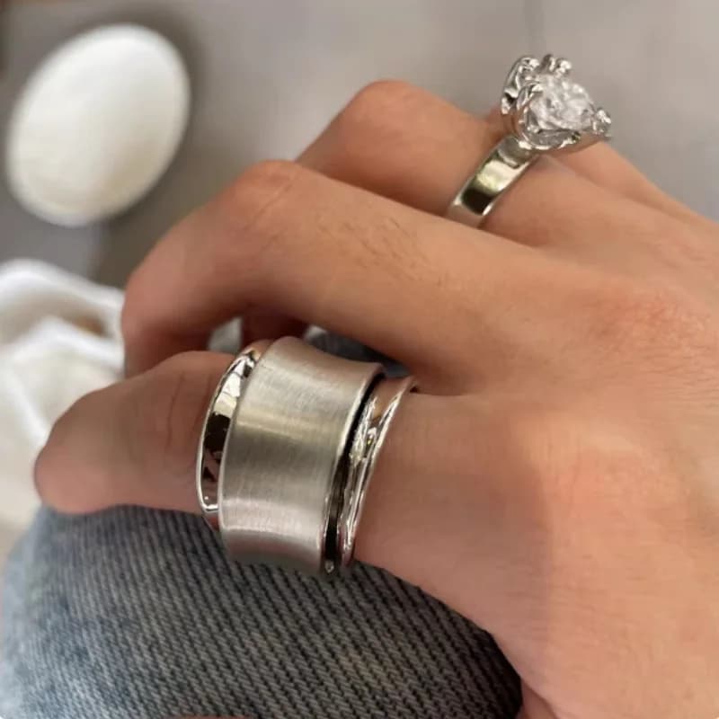 Anello a fascia larga irregolare in argento opaco spazzolato, anello da indice di lusso leggero per donna, squisito gioiello alla moda per feste, idea regalo