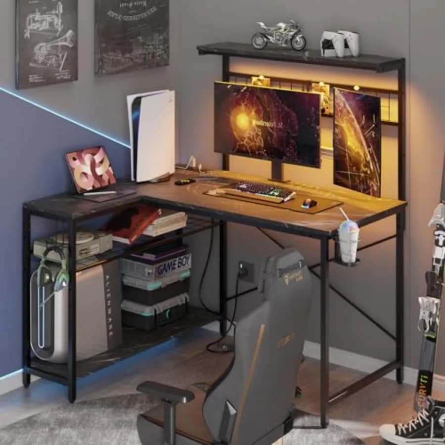 Scrivania da Gaming a L da 42 Pollici con Prese di Corrente e Luce LED, Scrivania Angolare Reversibile con Mensole per Ufficio Domestico