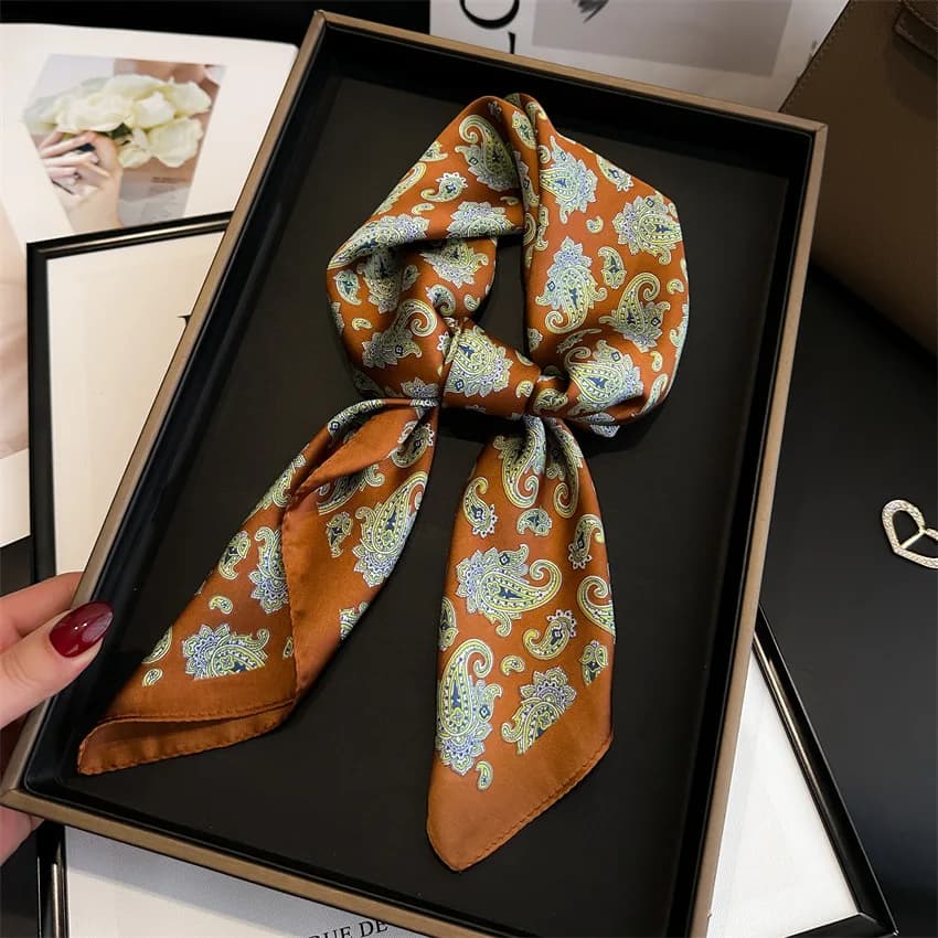 Nuova sciarpa quadrata con stampa paisley Bandana in raso morbido Scialle avvolgente per la testa antivento vintage Asciugamano da spiaggia da viaggio in seta imitazione