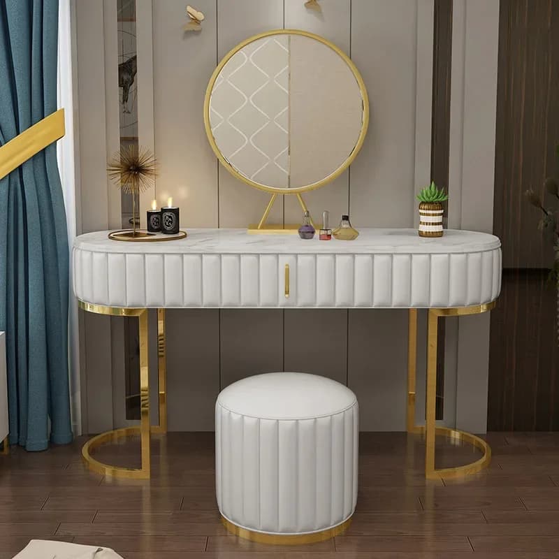 Moderna toeletta di lusso con piano in marmo, gambe in acciaio, specchio e sgabello per arredamento camera da letto