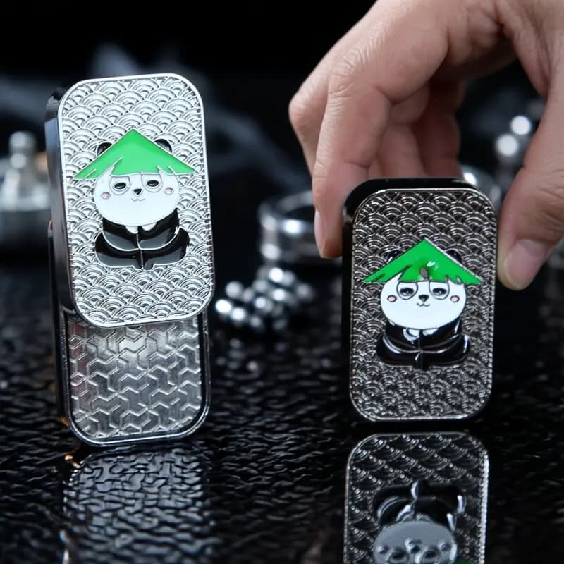 Giocattolo Magnetico Panda in Metallo, Gadget Antistress Scorrevole per Adulti, Accessorio da Scrivania e Regalo