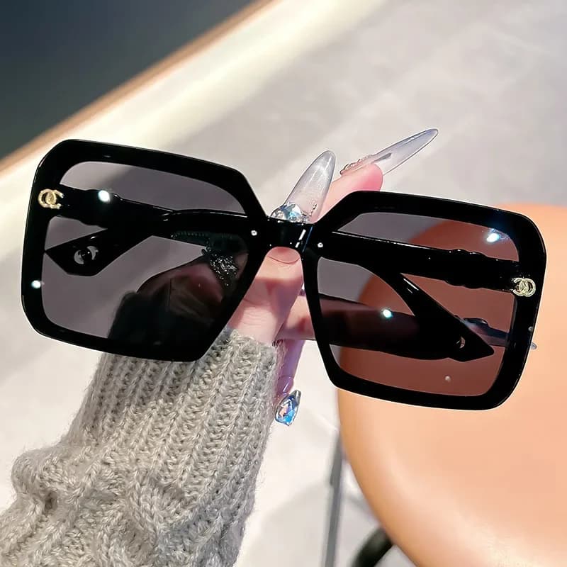 High-end women's sunglasses, fashionable, suitable for everyday use, such as holiday gifts and daily clothing, ideal for outdoor sun protection.