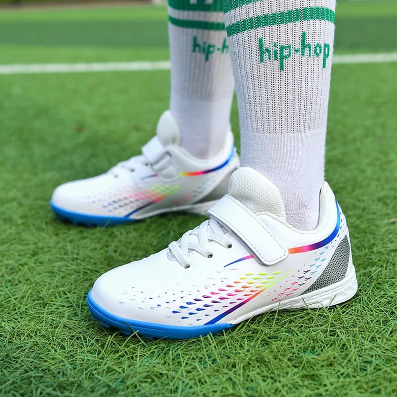 A pair of children's leather football shoes for four seasons with heels, wear-resistant football shoes, sizes 29-39, HXH-XX29