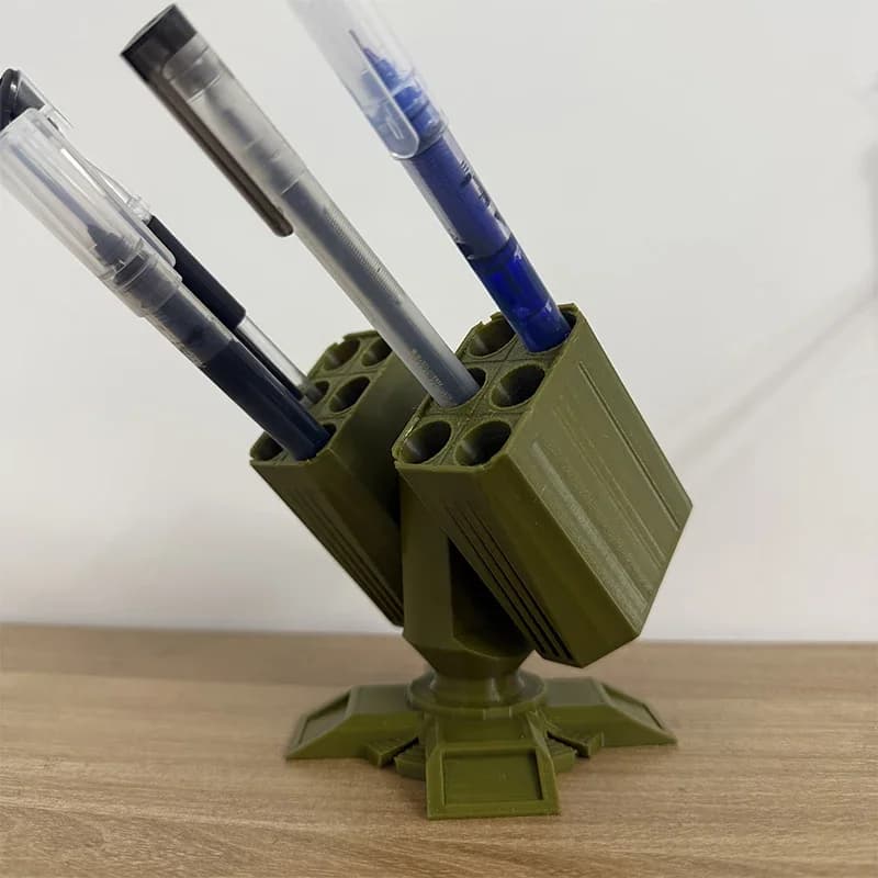 Portapenne Multifunzione a Forma di Pistola Militare Verde Oliva, Organizzatore da Scrivania, Regalo Unico per Appassionati dell'Esercito e Decorazione per Ufficio