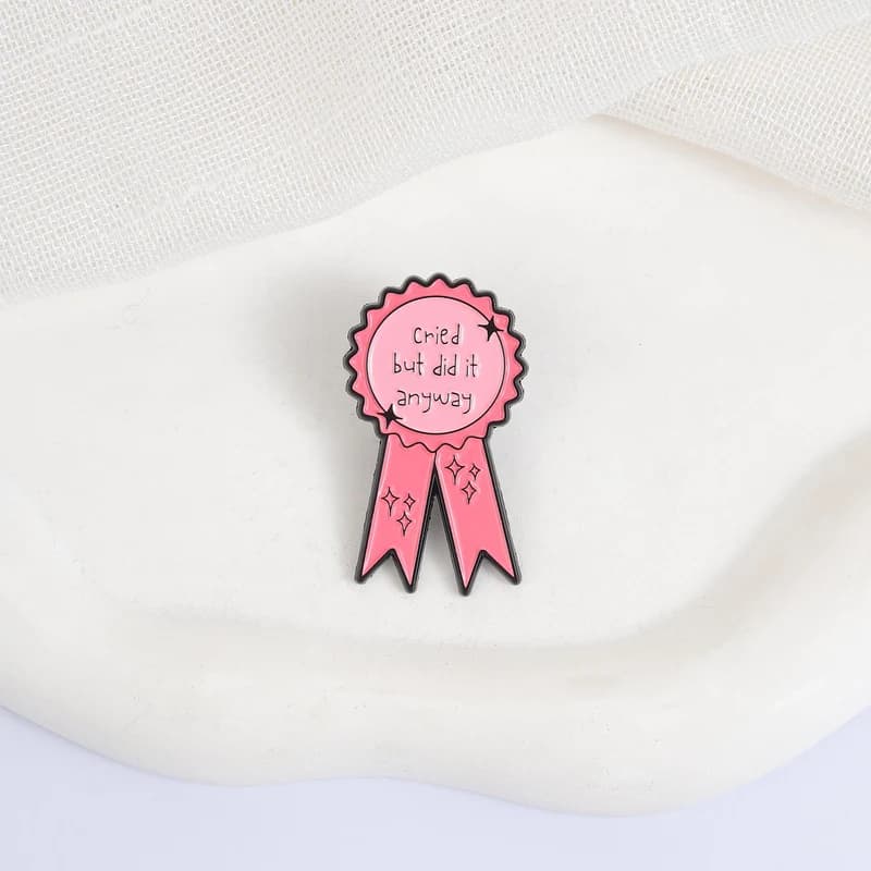 Spille in metallo smaltato con scritta 'Cried But Did It Anyway', ispirazionali, con nastro rosa, distintivi da risvolto alla moda, per zaini, vestiti, gioielli, regalo