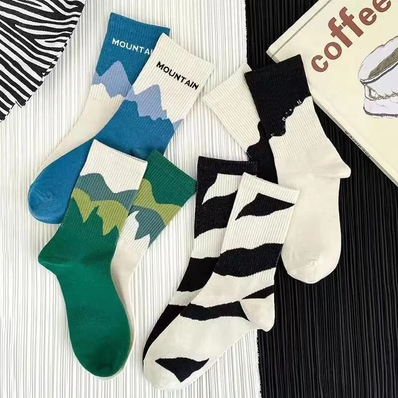 Calzini asimmetrici per coppia stile A/B: calzini in cotone non corrispondenti Harajuku, divertente regalo casual unisex per gli amanti della moda di strada