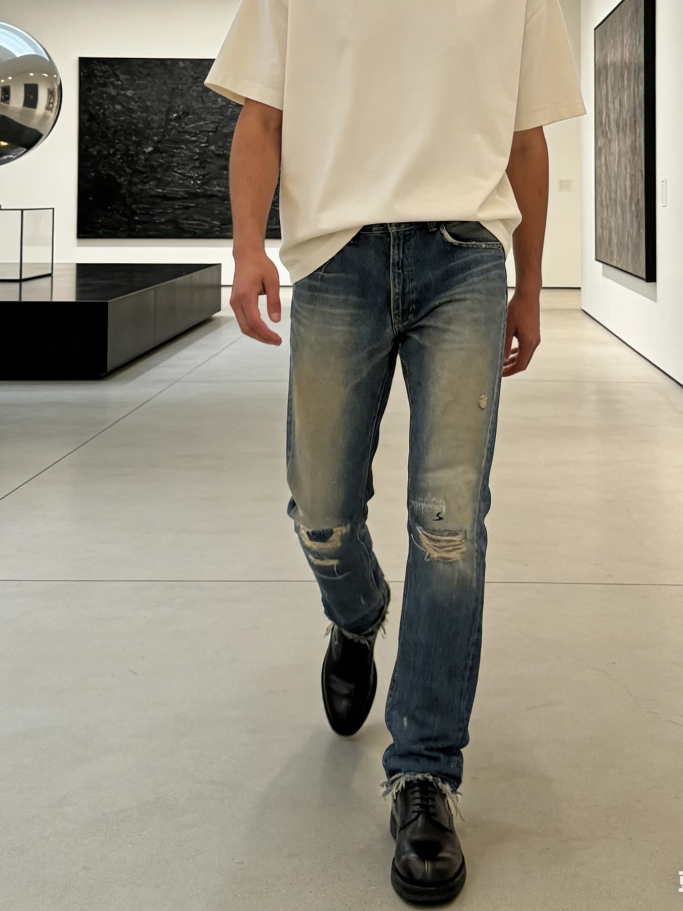 Jeans micro-flare da uomo in stile street trendy, effetto distressed con orli sfrangiati e sbiaditi, pantaloni lunghi alla moda
