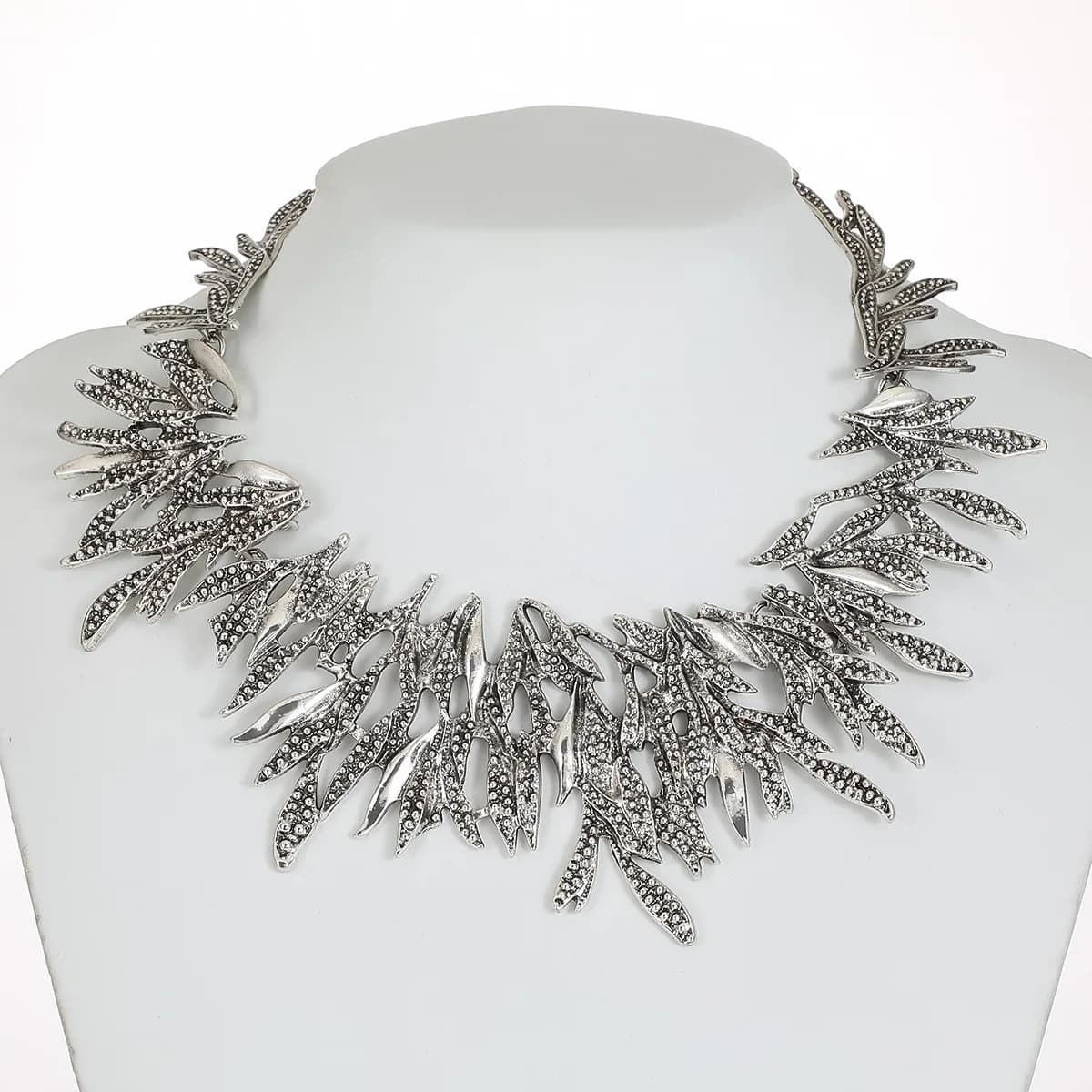 European American Retro Exaggerated Statement Necklace Fashion Design Sense Clavicle Chain Women Stylish Jewelry Accessories