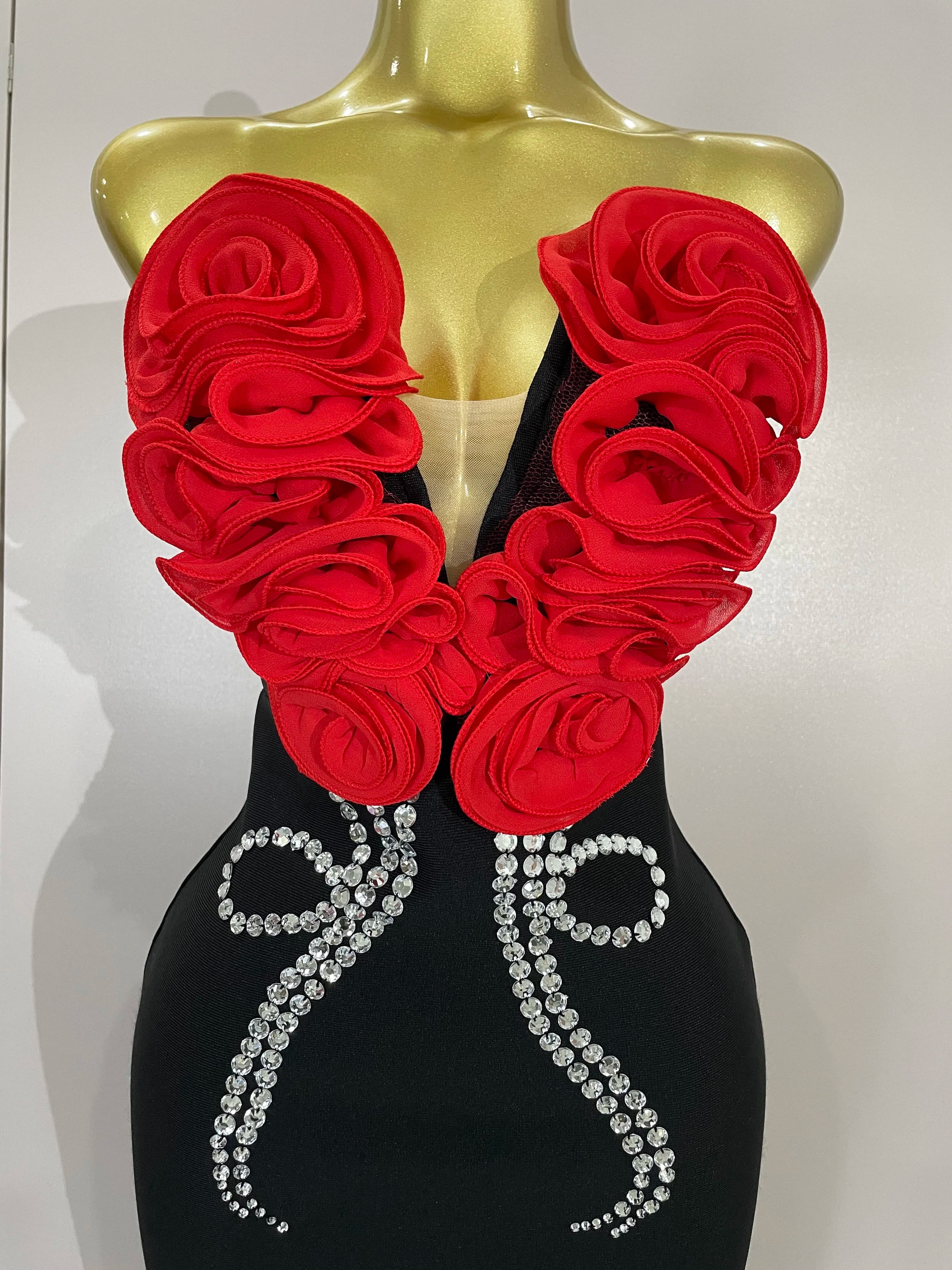 Abito lungo aderente con fasciatura aderente con fiori e diamanti sexy con spalle scoperte. Abito da donna per festeggiare la sera, abiti da festa di compleanno, abiti da ospite di nozze