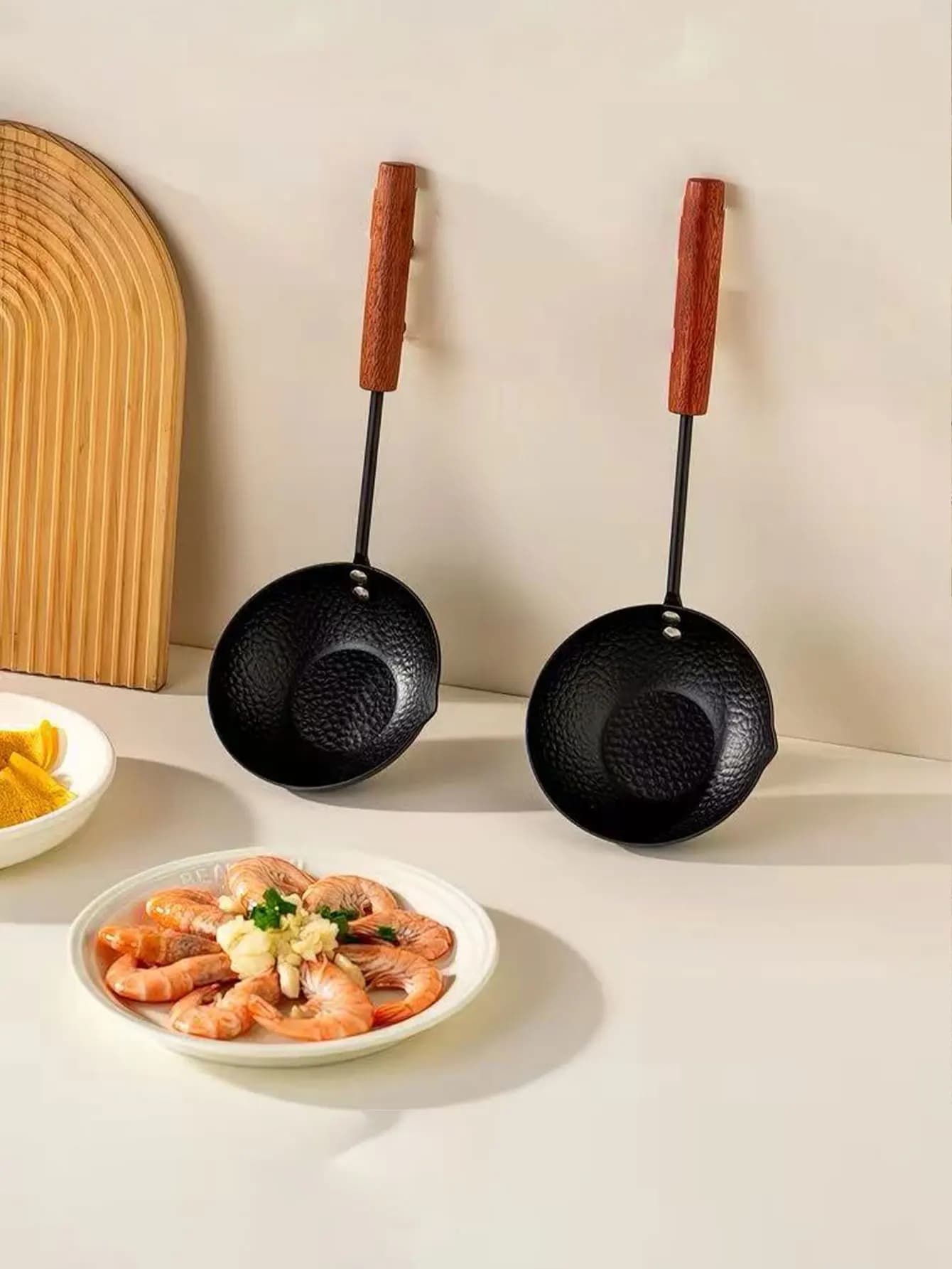 Uncoated Cast Iron Oil Splash Pan, Hot Oil Pot, Special Tool for Heating Oil, Long Handle Multifunctional Frying Pan, 1 Piece