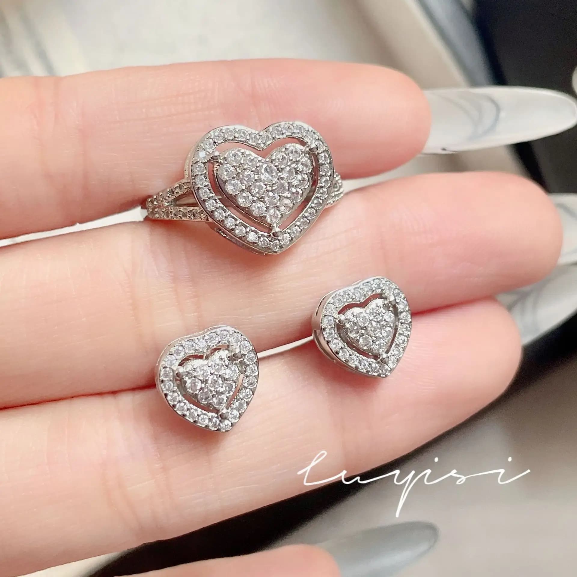 Nuovo gruppo di temperamento di lusso leggero e di lusso intarsiato con effetto carato, anello con diamante mozzarella imitazione grande amore, pieno di cuore di diamanti