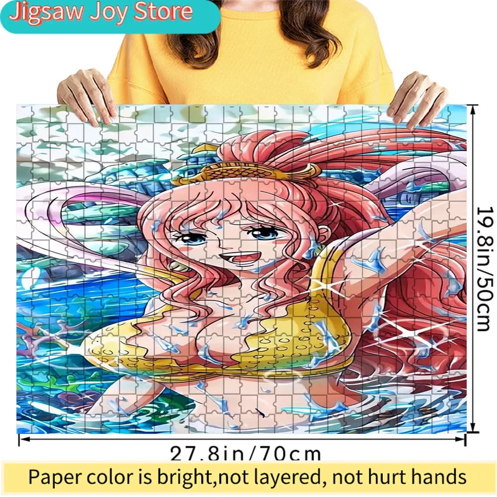 Puzzle in Carta Artistica One Piece: Shirahoshi con Capelli Lunghi Rosa, Copricapo a Forma di Pesce Dorato e Top Giallo che Schizza nell'Acqua - Scena Subacquea