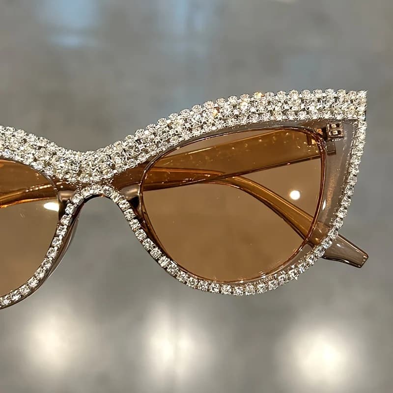 Occhiali da donna a occhi di gatto con montatura in composito lucido tempestata di strass. Perfetto per balli di fine anno, feste in costume ed eventi speciali. Questi accessori effetto occhi di gatto sono resistenti e perfetti per aggiungere un tocco di brillantezza al tuo look.