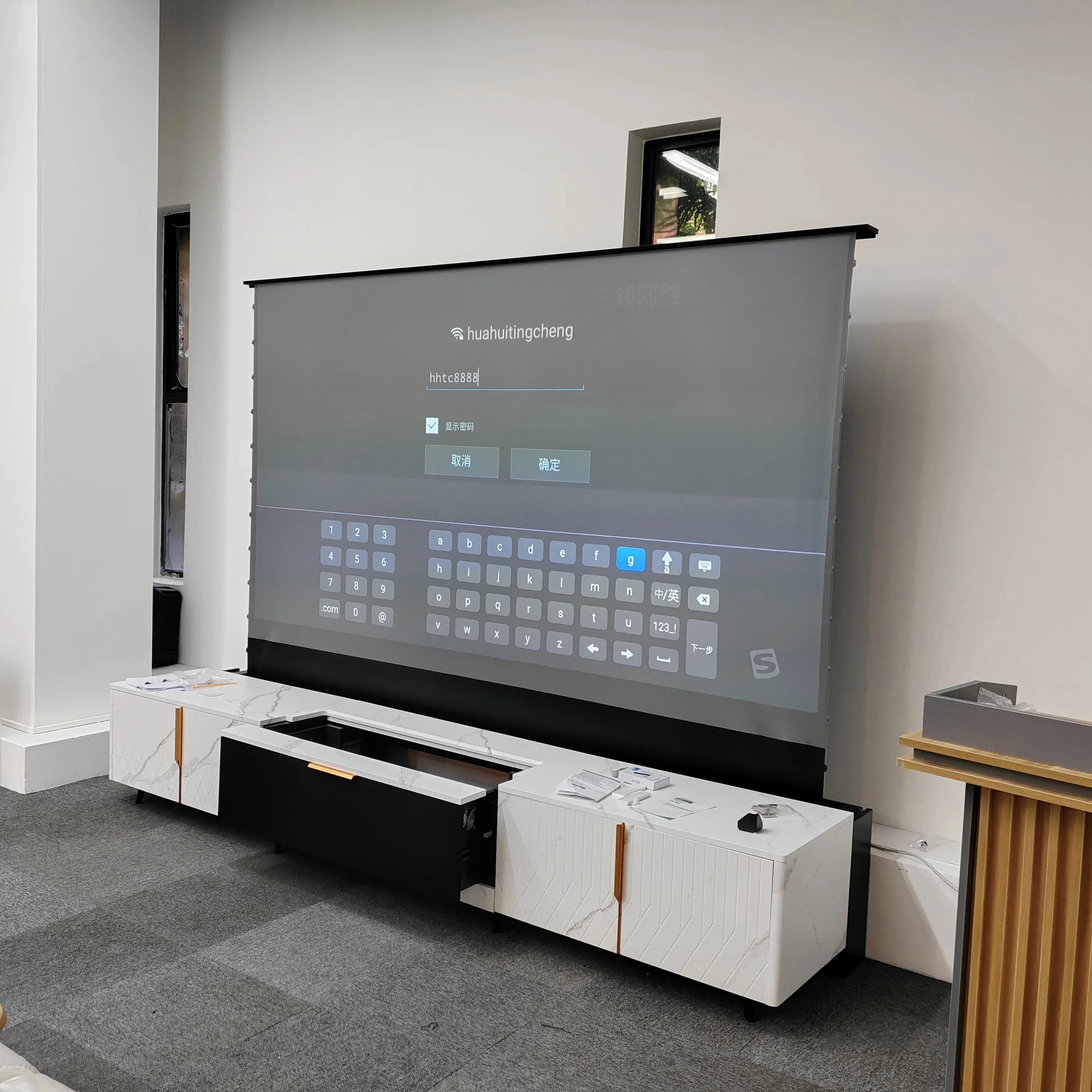 Proiettore Home Theater a Ottica Ultra Corta CBSP, Schermo di Proiezione Elettrico da Pavimento da 100 Pollici CLR ALR con Mobiletto