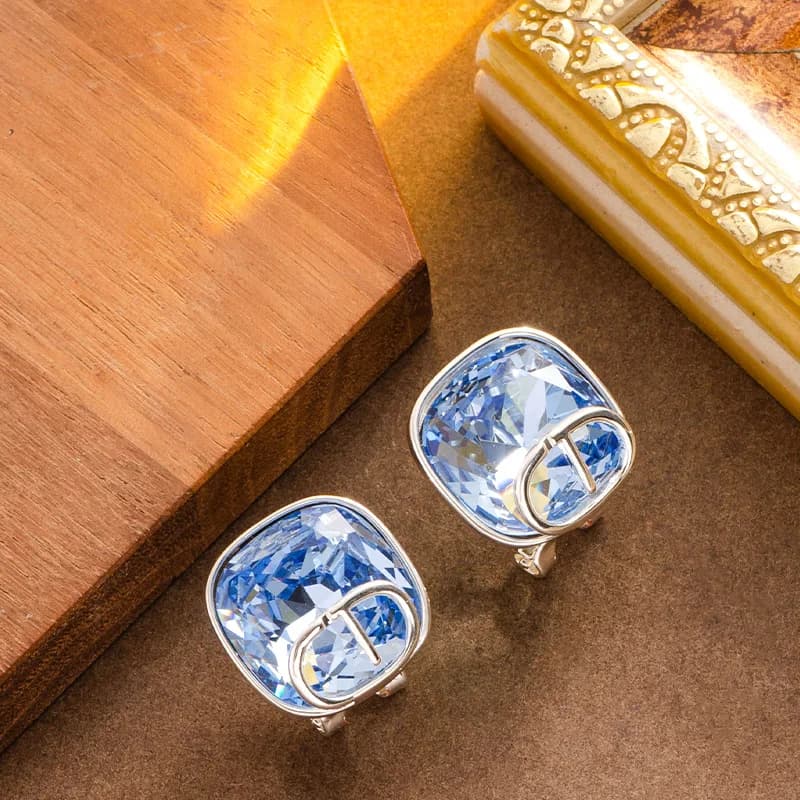 Eleganti e semplici orecchini a bottone con lettera in cristallo blu Klein tempestati di diamanti per argento di nicchia di lusso leggero e di fascia alta da donna