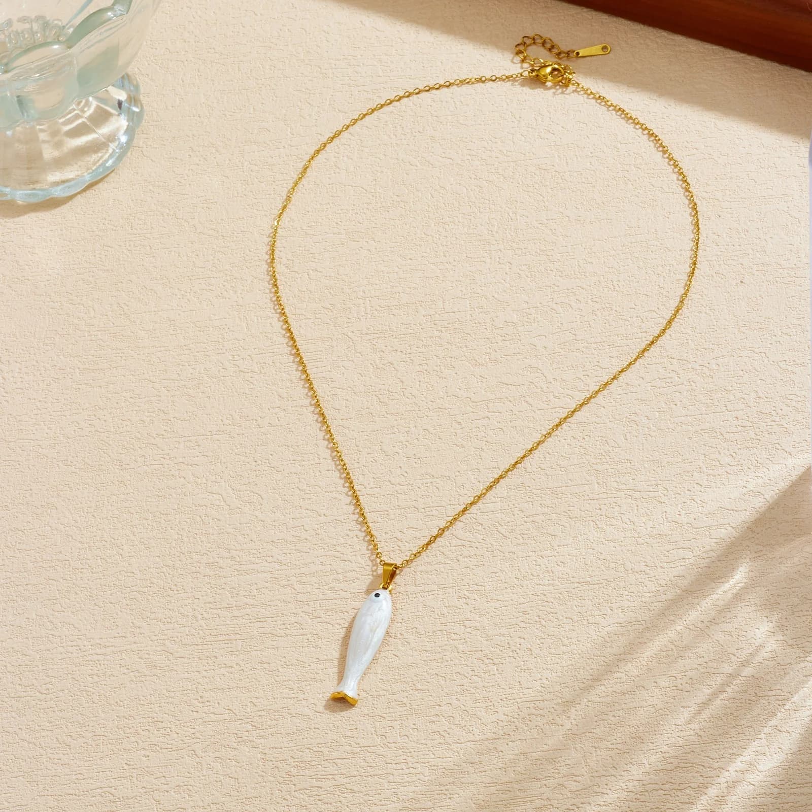 XIYANIKE Collana in Acciaio Inossidabile 316L con Ciondolo a Forma di Pesce Smaltato Dorato | Ciondolo con simpatici animali marini e regalo estivo perfetto per le donne