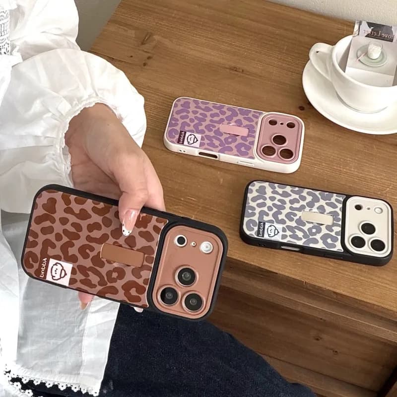 Custodia Protettiva Vintage con Motivo Leopardato e Anello di Supporto Nascosto per iPhone 13 14 15 16 17 Pro Max, con Simpatico Etichettino a Forma di Cucciolo