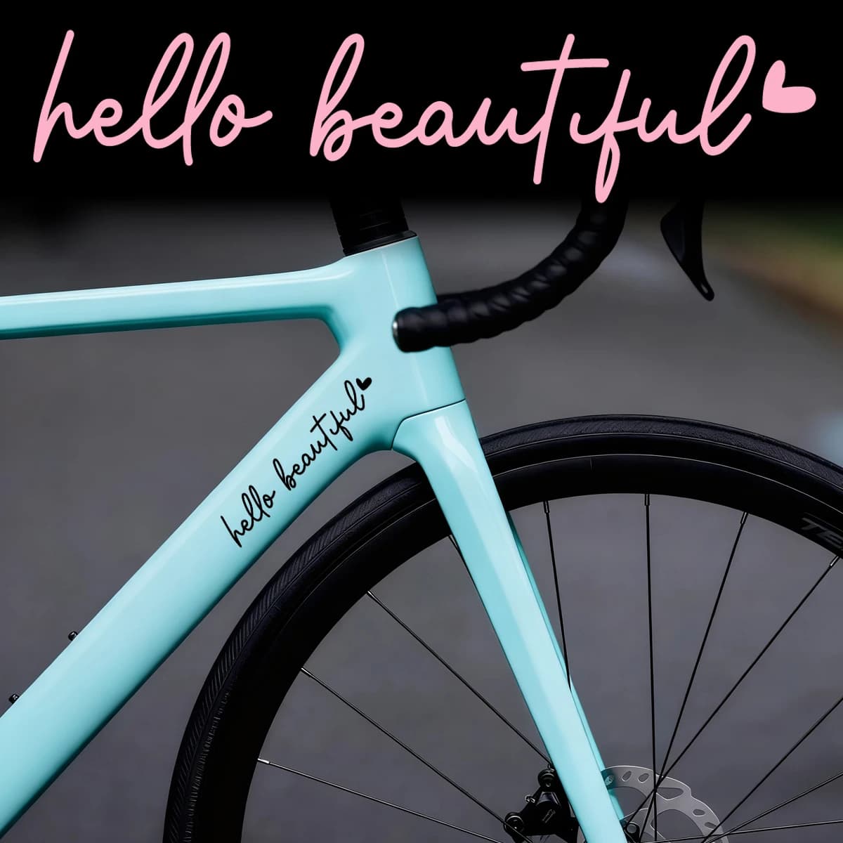 2 Pezzi Adesivi per Telaio Bici Elettrica con Scritta 'Hello Beautiful', Accessori in Vinile per Biciclette da Strada e MTB, Forcella Anteriore e Casco