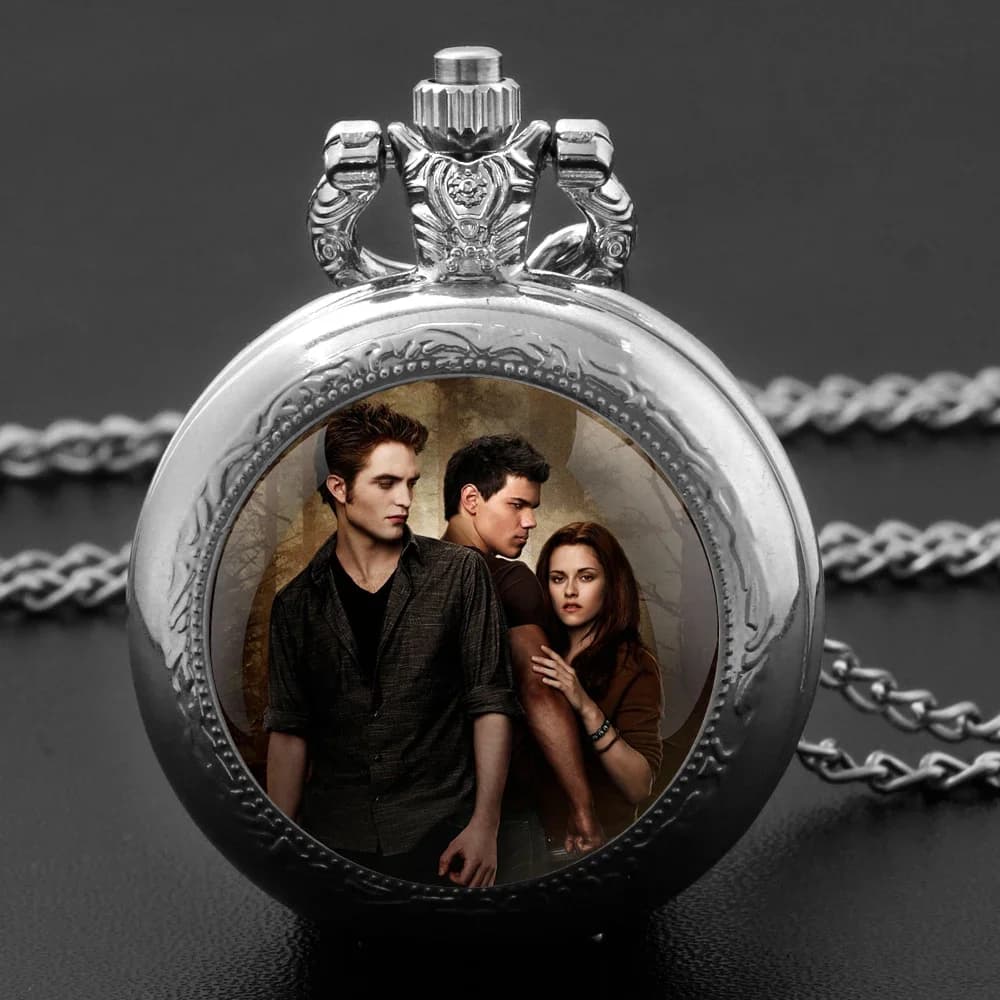 Orologio da Tasca Vintage The Twilight Saga con Cupola in Vetro, Quadrante Rotondo al Quarzo, Ciondolo con Catena per Uomini/Donne/Bambini, Regalo Raffinato