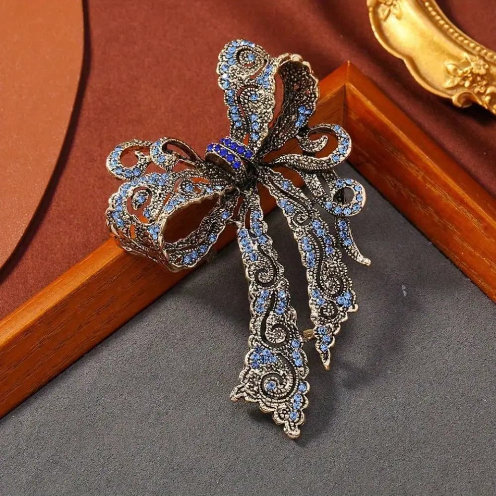 Spilla a Fiocco in Argento Anticato - Cristalli Blu, Intagli Intricati Traforati, Design Ornato Retrò, per Uso Quotidiano, Ideale come Regalo