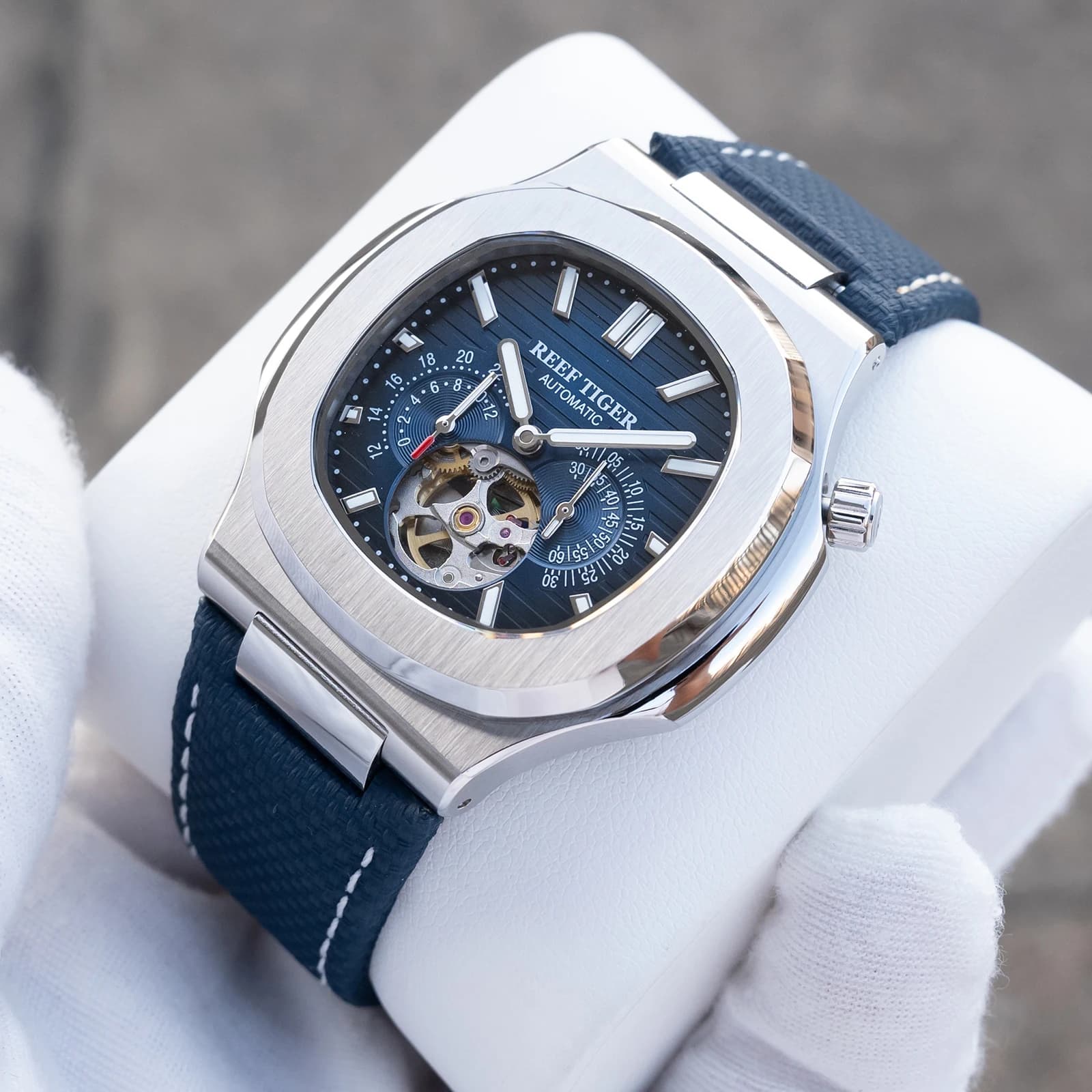 Reef Tiger Orologio automatico da uomo di lusso 44mm Orologio da polso meccanico quadrato Zaffiro quadrante scheletrato luminoso Data 24 ore