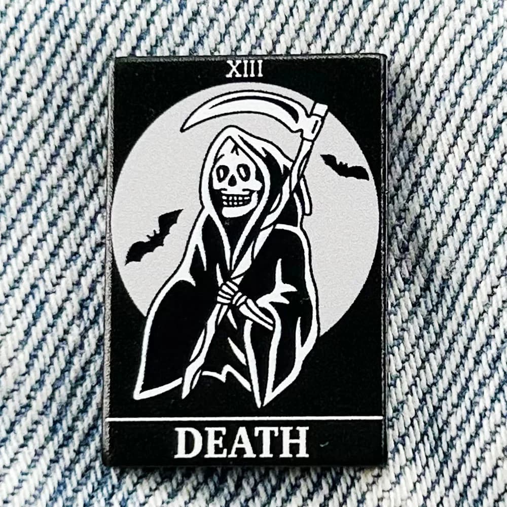 Carta dei tarocchi della morte Spilla smaltata Divinazione mistica Carte da gioco Distintivo Gioielli stregoneria gotica Regali di Halloween