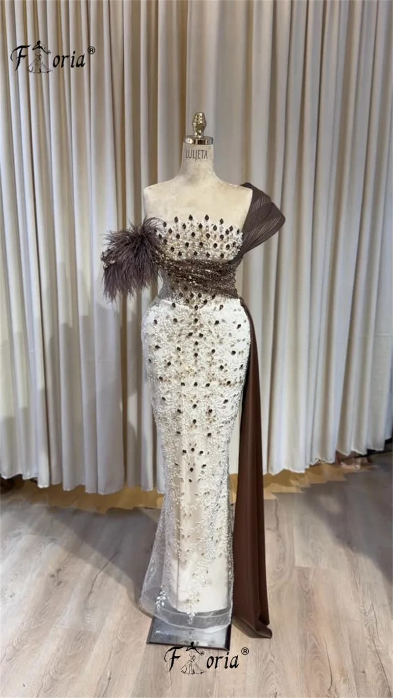 Abito da sera a sirena bianco elegante nuovo 2026 con spalle scoperte, piume e perline, fascia marrone, abito formale da festa, Robe De Mairee personalizzabile