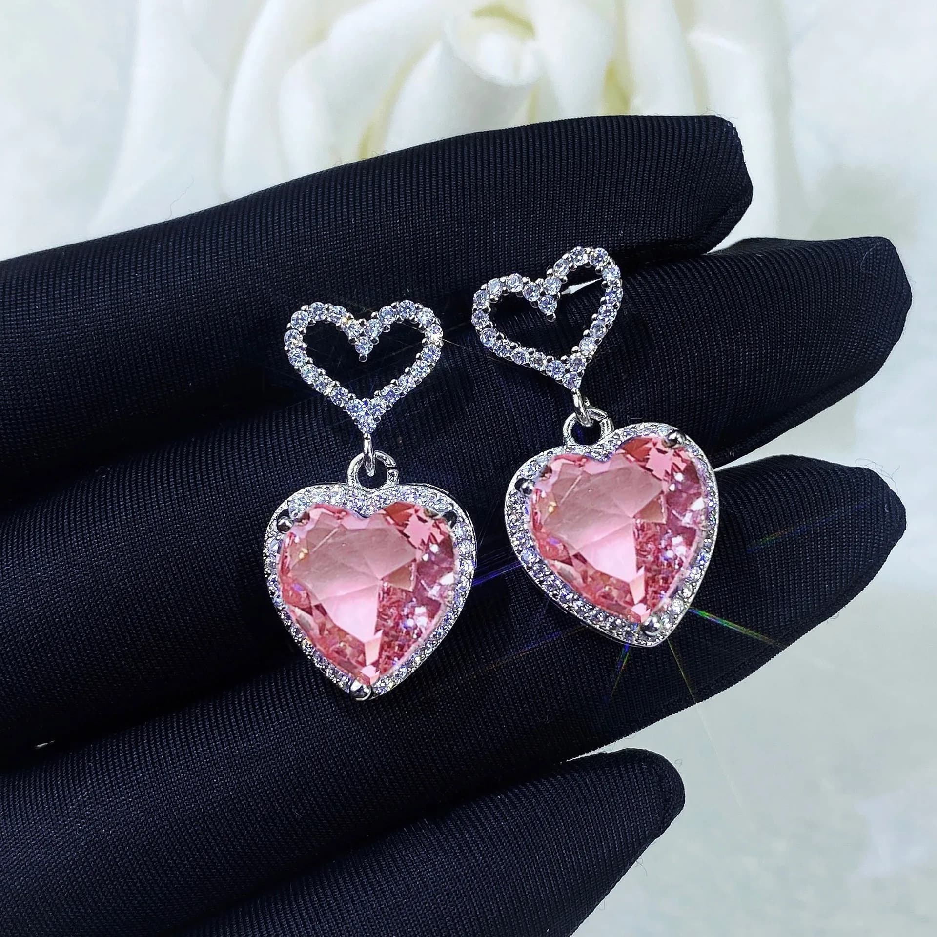 Orecchini d'amore di fascia alta di lusso leggero, orecchini di design di nicchia, orecchini di temperamento alla moda, orecchini a cuore con zirconi rosa dolce.