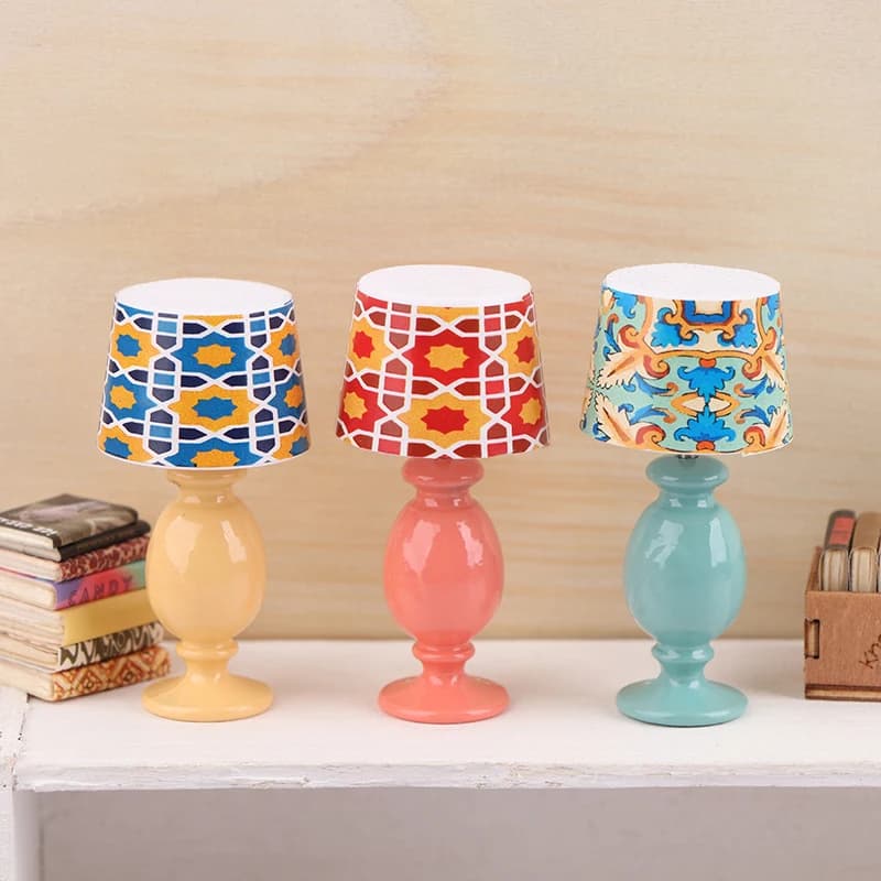 1:12 Lampada da scrivania in miniatura per casa delle bambole Modello di studio Decorazione per mobili per casa delle bambole Micro scena Ornamento luminoso Giochi di imitazione Giocattoli