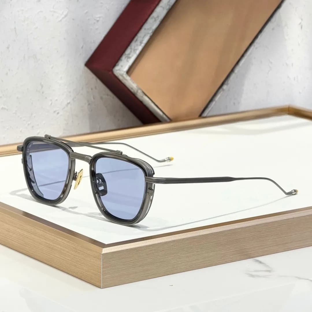 Occhiali da Sole Quadrati Piccoli del 1992 con Doppio Ponte, Montatura in Titanio, Lavorazione Artigianale, Protezione UV400, Stile Vintage per Uomo e Donna, con Custodia