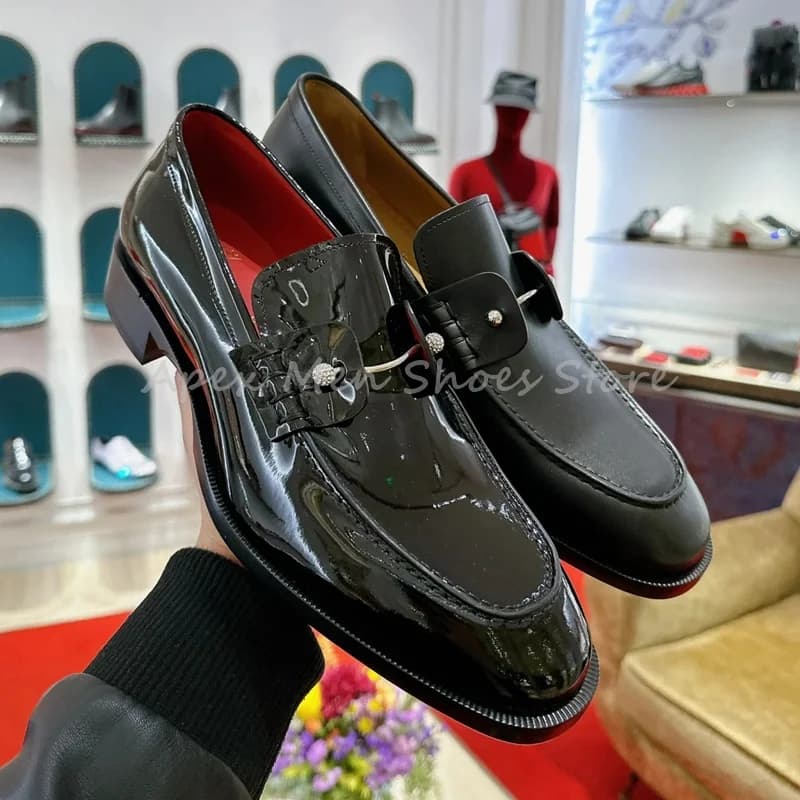 Mocassini versatili in pelle verniciata decorata con rivetti Scarpe da lavoro slip-on casual formali nere Scarpe da sposa con suola morbida da uomo con fodera rossa