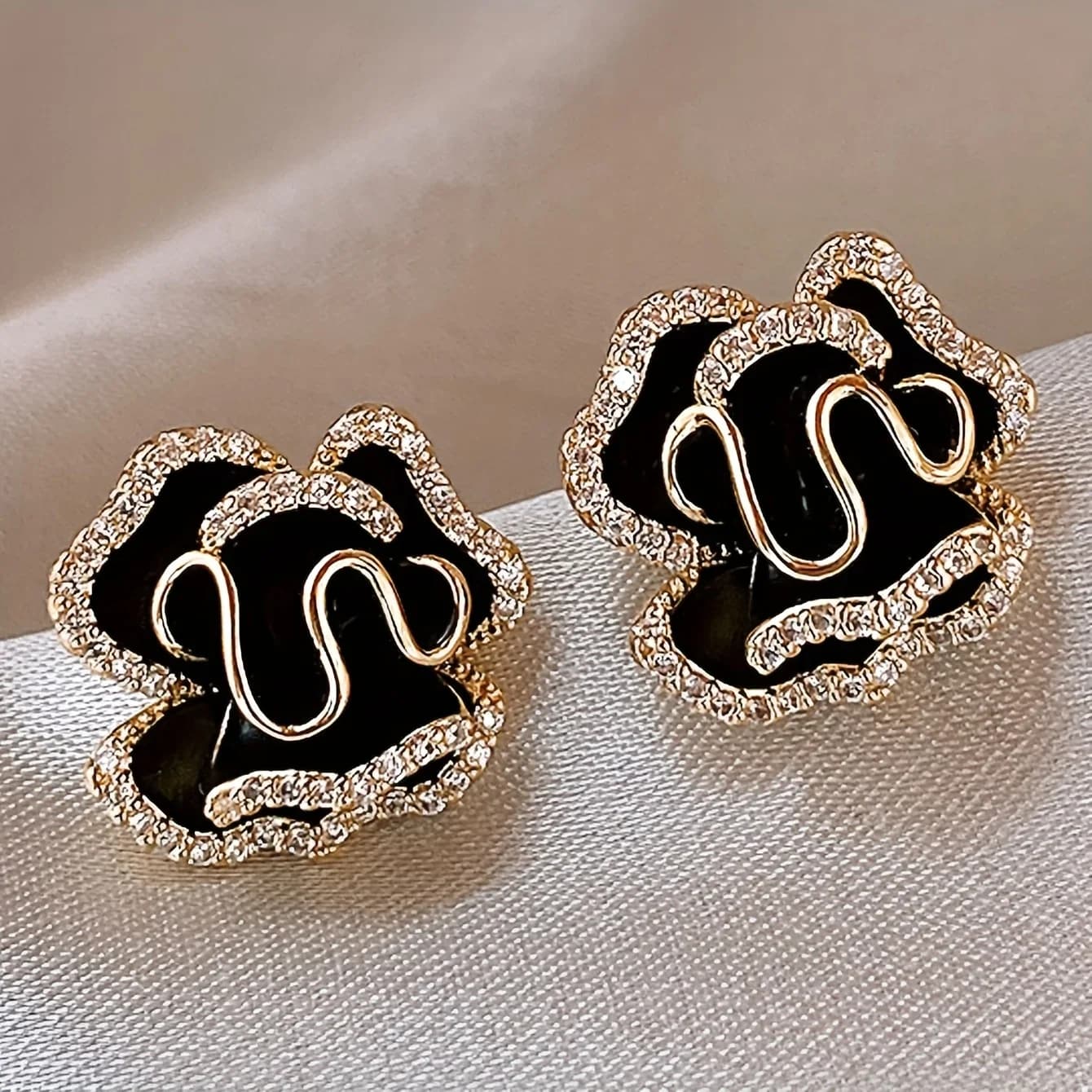 A Pair of Elegant and Sweet Valentine's Day Rose-shaped Stud Earrings with Rhinestone Inlays for Women, Suitable for Holidays, Birthdays, Dates, Proms, Parties, Vacations, Shopping, and Daily Commuting Accessories