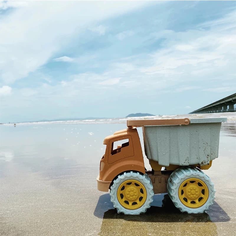 1 pz. Truck ribaltabile per auto giocattolo da spiaggia, camion di ingegneria, strumenti reversibili per il gioco della sabbia. Il caricatore da spiaggia può simula il camion ribaltabile.