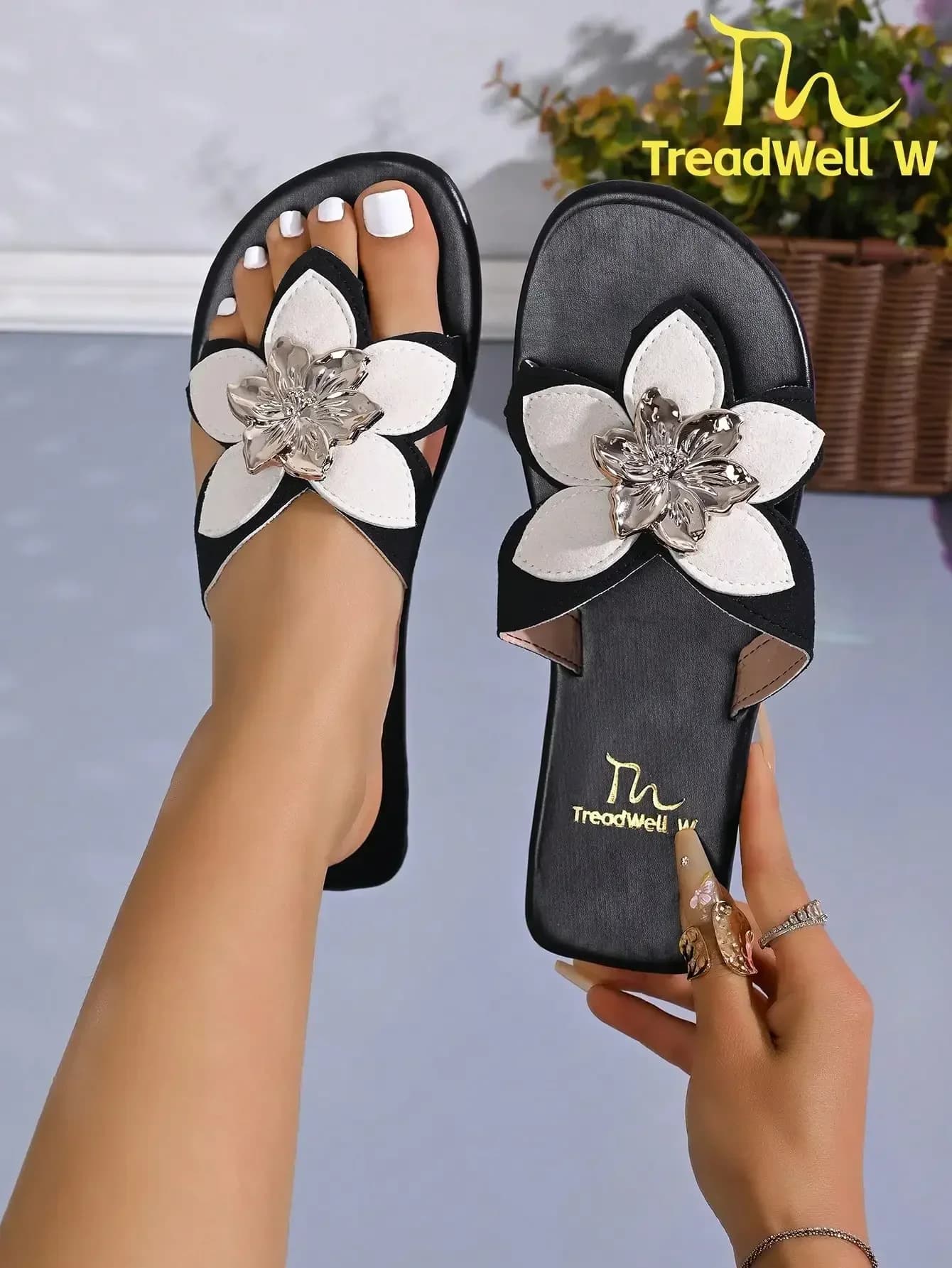 Sandali da donna, nuove scarpe alla moda, eleganti ciabatte nere con bellissimi fiori