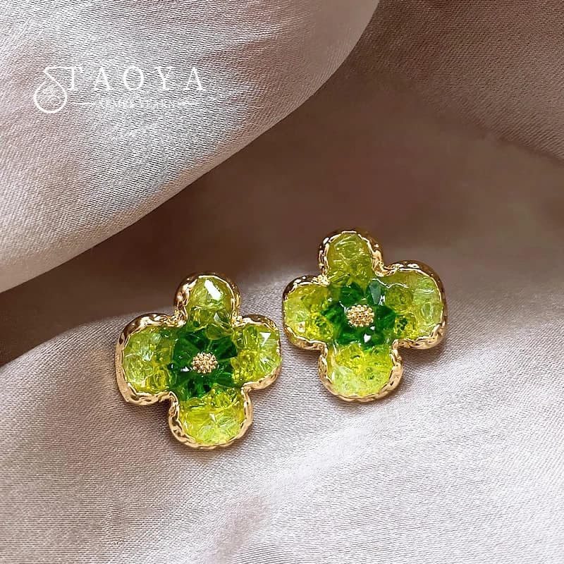 Earrings shaped as a romantic artificial crystal flower in Europe and America for women's luxury accessories fashion jewelry