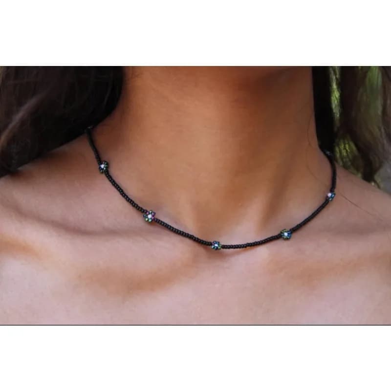 Collana delicata con perline nere Miyuki, non sbiadisce, con fiori verdi iridescenti. Ideale da indossare a strati/formale/come regalo per ragazze.