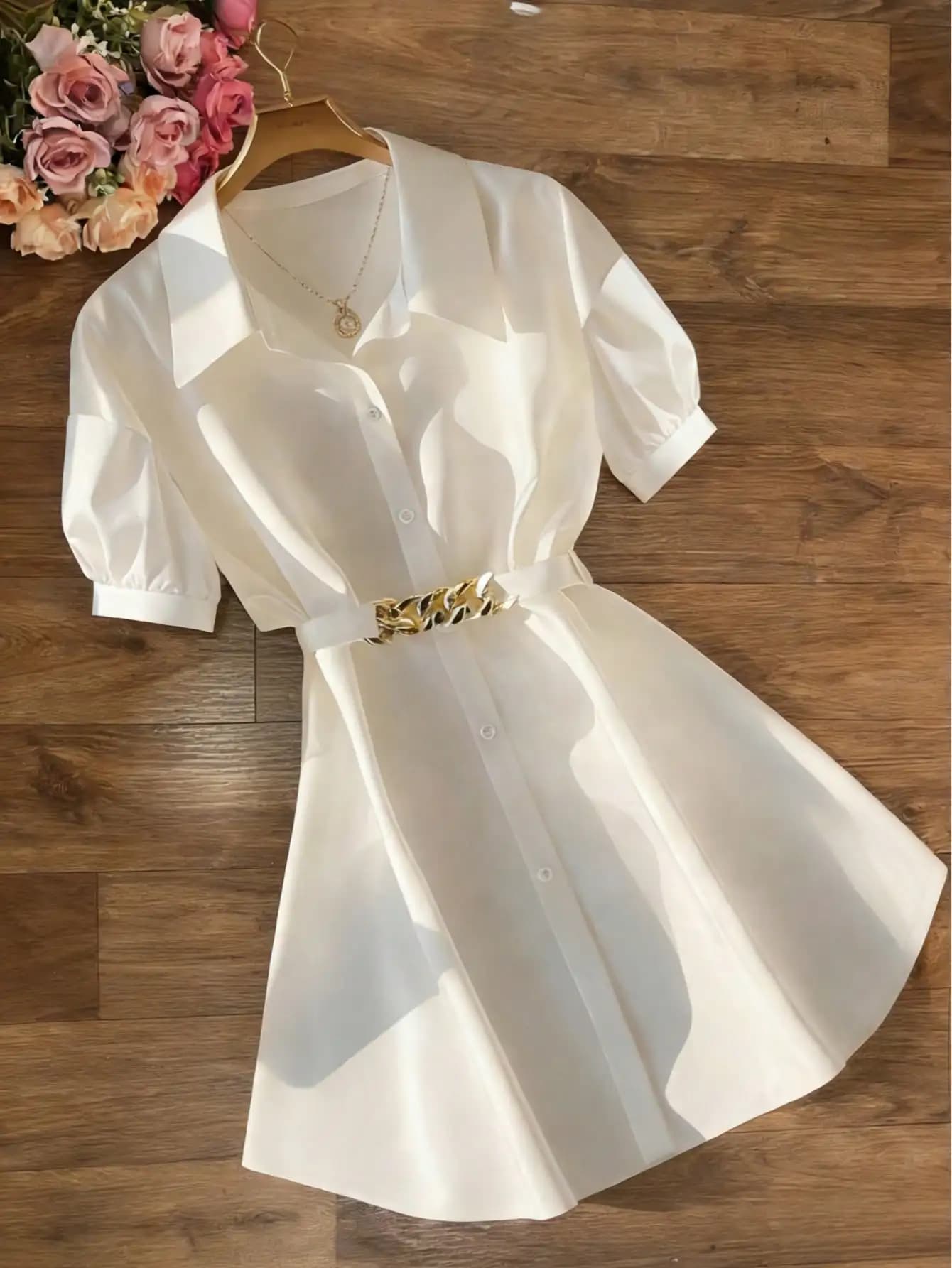 Camicetta elegante bianca in raso con maniche a sbuffo, colletto e bottoni, cintura con catena dorata, casual e da festa, top da donna