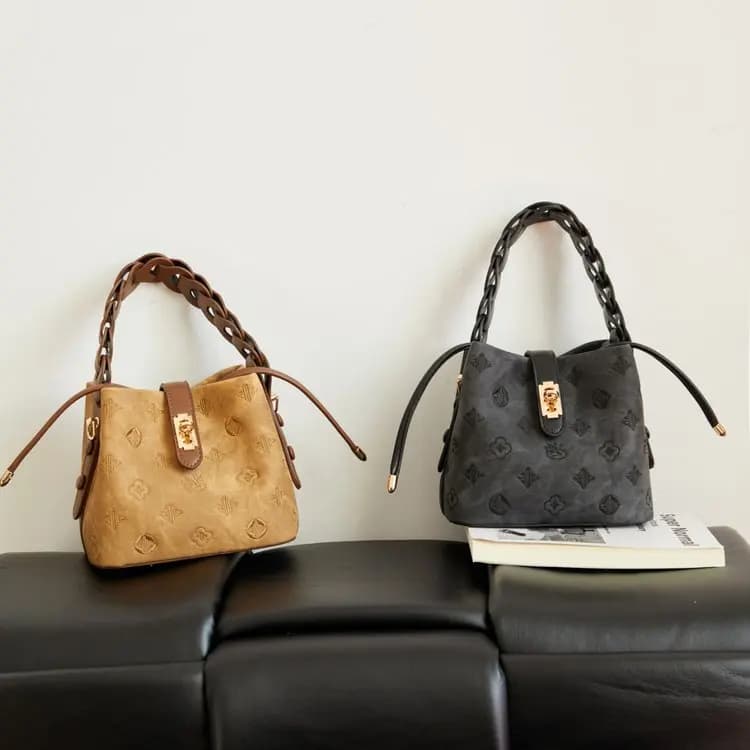 Borsa porta pannolini autoportante con base stabile che si sostiene dritta per un facile accesso agli oggetti riposti in qualsiasi momento
