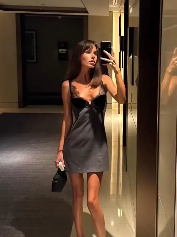 Abito in velluto patchwork di pizzo grigio Mini abiti da donna slim a vita alta sexy senza maniche con spalle scoperte 2025 Abito da sera da donna